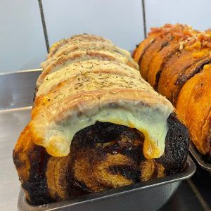 croroll Jamón serrano, BBQ y queso croissant roll sin gluten con lactosa www.panaderiajmgarcia.com panaderia alicante